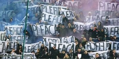 O noua atitudine a stelistilor din peluze! Protestati ca englezii! VIDEO