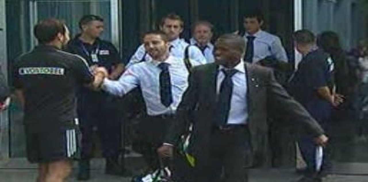 FOTO: Grasshopper Zurich a sosit la Bucuresti! Fanii elvetieni au venit cu acelasi avion_1