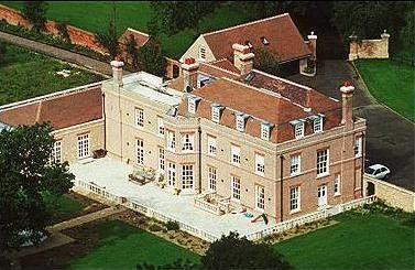 Beckham, lovit de criza! A concediat un sfert din angajati! Vezi ce case are!