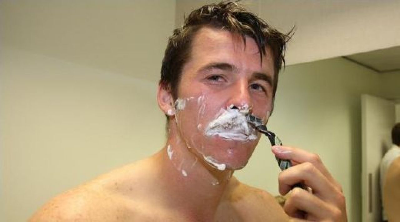 VIDEO / Dupa ce a dat gol cu Aston Villa, Joey Barton si-a dat jos MUSTATA: