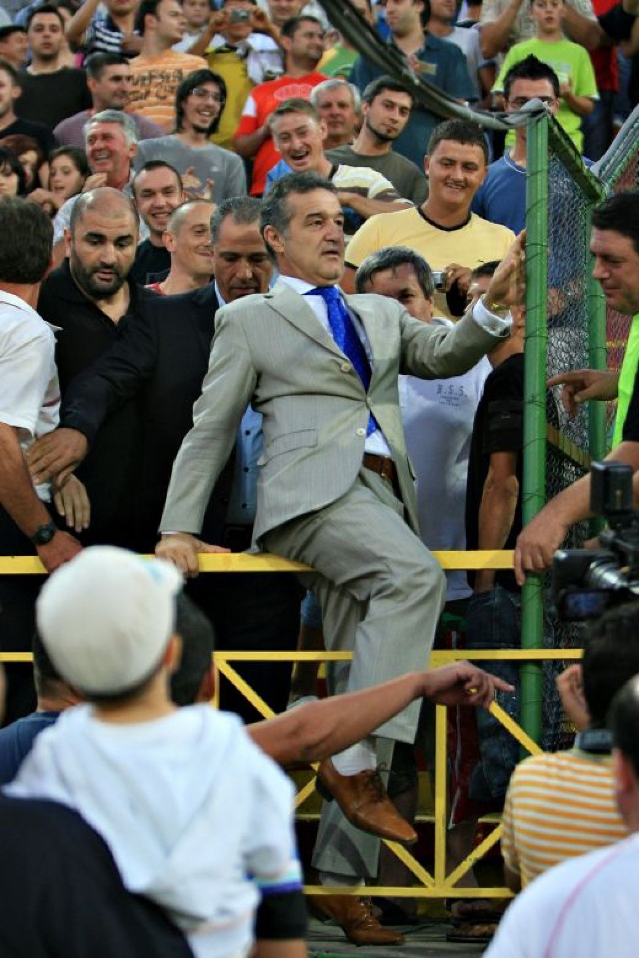 VIDEO Gigi, ultras in peluza la Vaslui! Fanii Stelei cer sa fie INTERZIS sase luni! :))_2