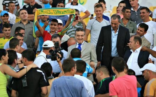 VIDEO Gigi, ultras in peluza la Vaslui! Fanii Stelei cer sa fie INTERZIS sase luni! :))_3