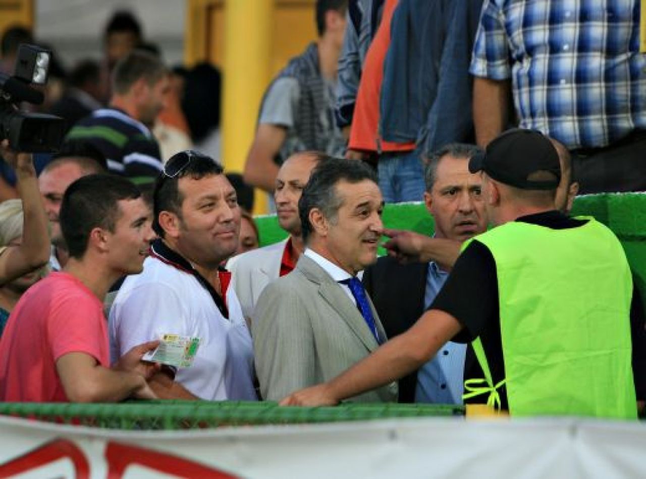 VIDEO Gigi, ultras in peluza la Vaslui! Fanii Stelei cer sa fie INTERZIS sase luni! :))_4