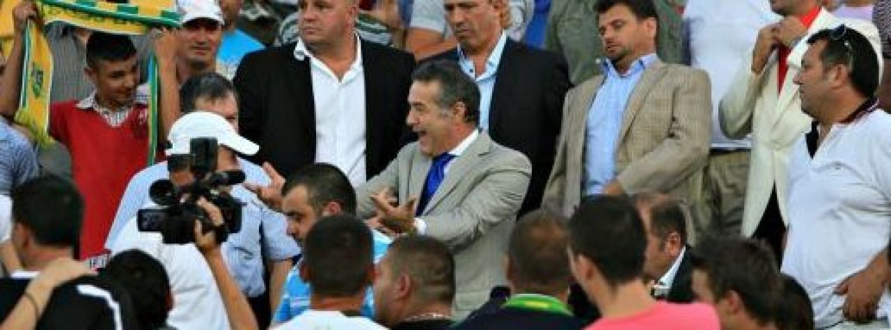 VIDEO Gigi, ultras in peluza la Vaslui! Fanii Stelei cer sa fie INTERZIS sase luni! :))_5