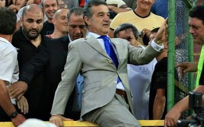 VIDEO Gigi, ultras in peluza la Vaslui! Fanii Stelei cer sa fie INTERZIS sase luni! :))_6