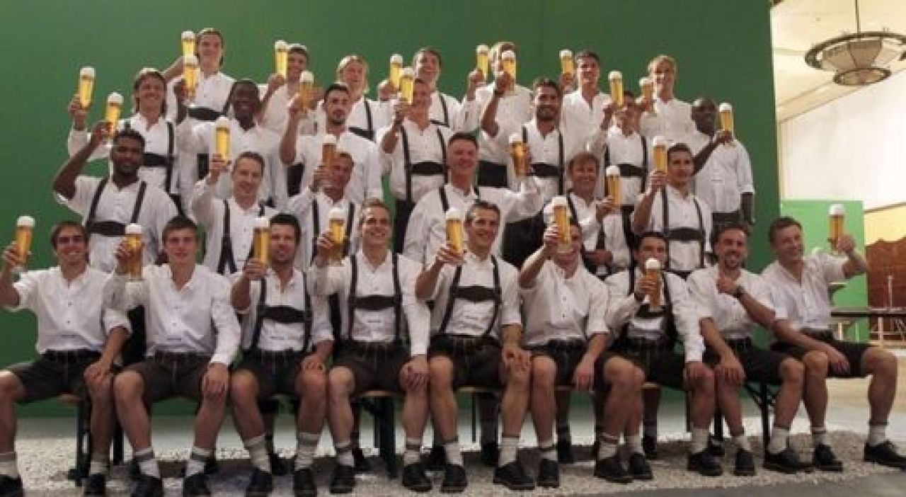 SUPER FOTO: Jucatorii lui Bayern au facut-o LATA cu BERE! Ribery si Tymoschuk, singurii care nu au baut :)_1