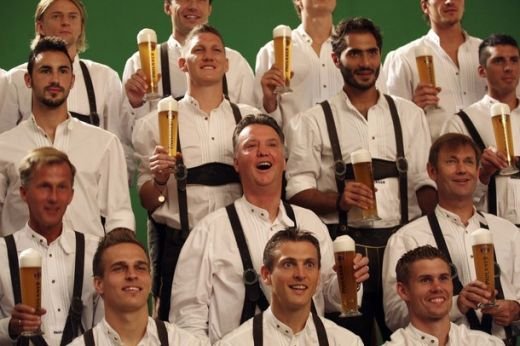 SUPER FOTO: Jucatorii lui Bayern au facut-o LATA cu BERE! Ribery si Tymoschuk, singurii care nu au baut :)_2