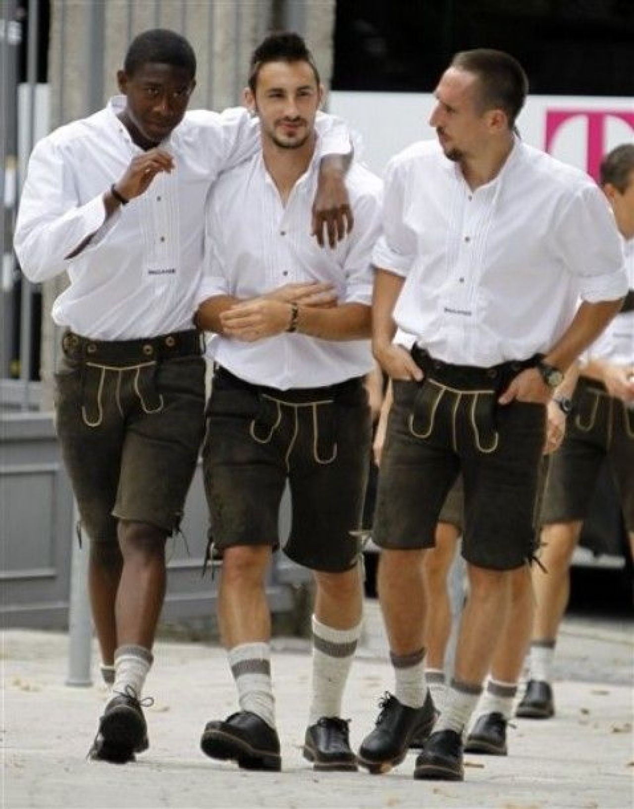 SUPER FOTO: Jucatorii lui Bayern au facut-o LATA cu BERE! Ribery si Tymoschuk, singurii care nu au baut :)_3