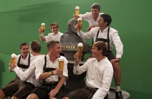 SUPER FOTO: Jucatorii lui Bayern au facut-o LATA cu BERE! Ribery si Tymoschuk, singurii care nu au baut :)_4