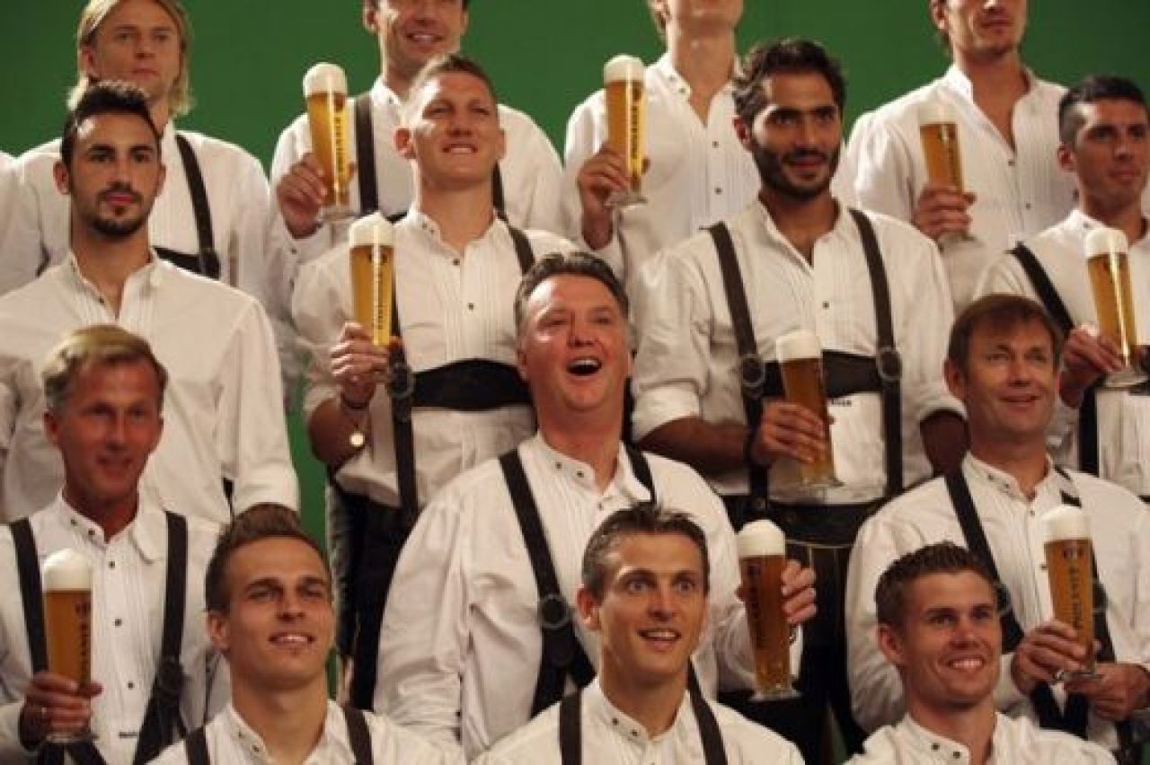 SUPER FOTO: Jucatorii lui Bayern au facut-o LATA cu BERE! Ribery si Tymoschuk, singurii care nu au baut :)_5