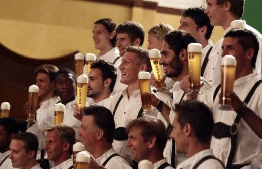 SUPER FOTO: Jucatorii lui Bayern au facut-o LATA cu BERE! Ribery si Tymoschuk, singurii care nu au baut :)_6