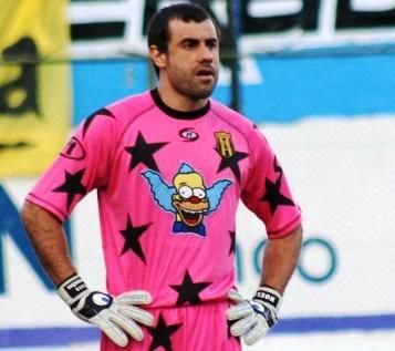 FOTO / El este portarul care se crede Batman, Pantera roz sau Topolino!