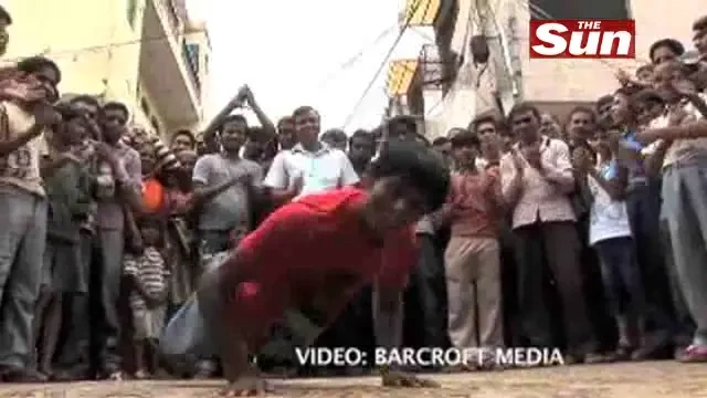 VIDEO / Jos palaria! Face break-dance, desi nu are PICIOARE!