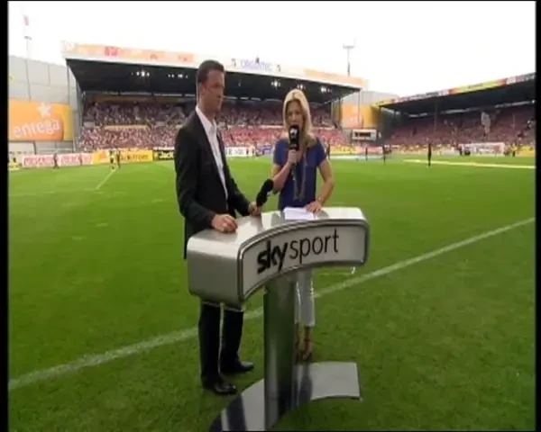 VIDEO / Auuuuu! Ce grea e viata de reporter! O fata draguta a primit o minge in CAP de la Boulahrouz!