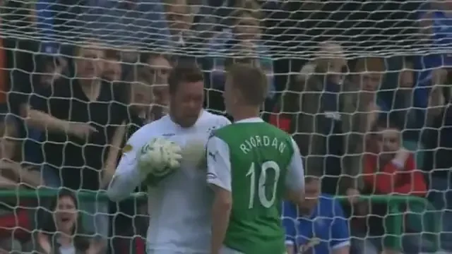 VIDEO / Ce barbat! El este fotbalistul care a fost doborat de o... adiere de vant!