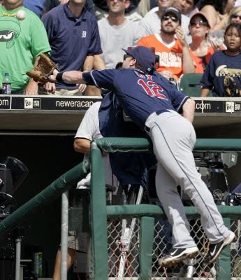 VIDEO / Cea mai tare recuperare din baseball se face in... TRIBUNE!