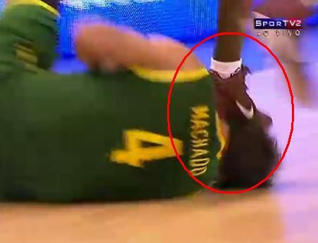 VIDEO Ce faci cand un rival este la pamant? Il calci cu SETE pe CAP! Imagini scandaloase!