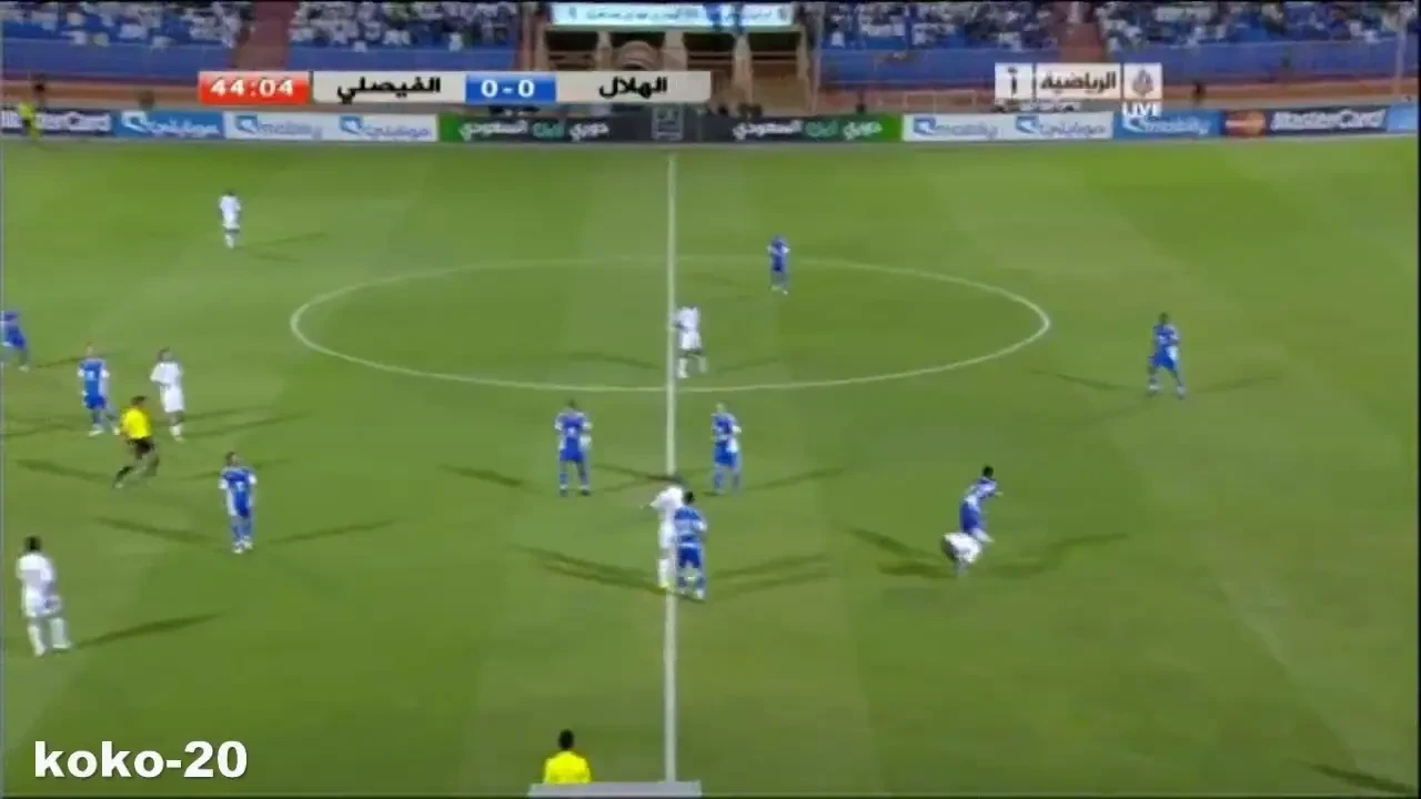 VIDEO / A vrut sa-i ZBOARE capul unui adversar si a scapat fara cartonas!