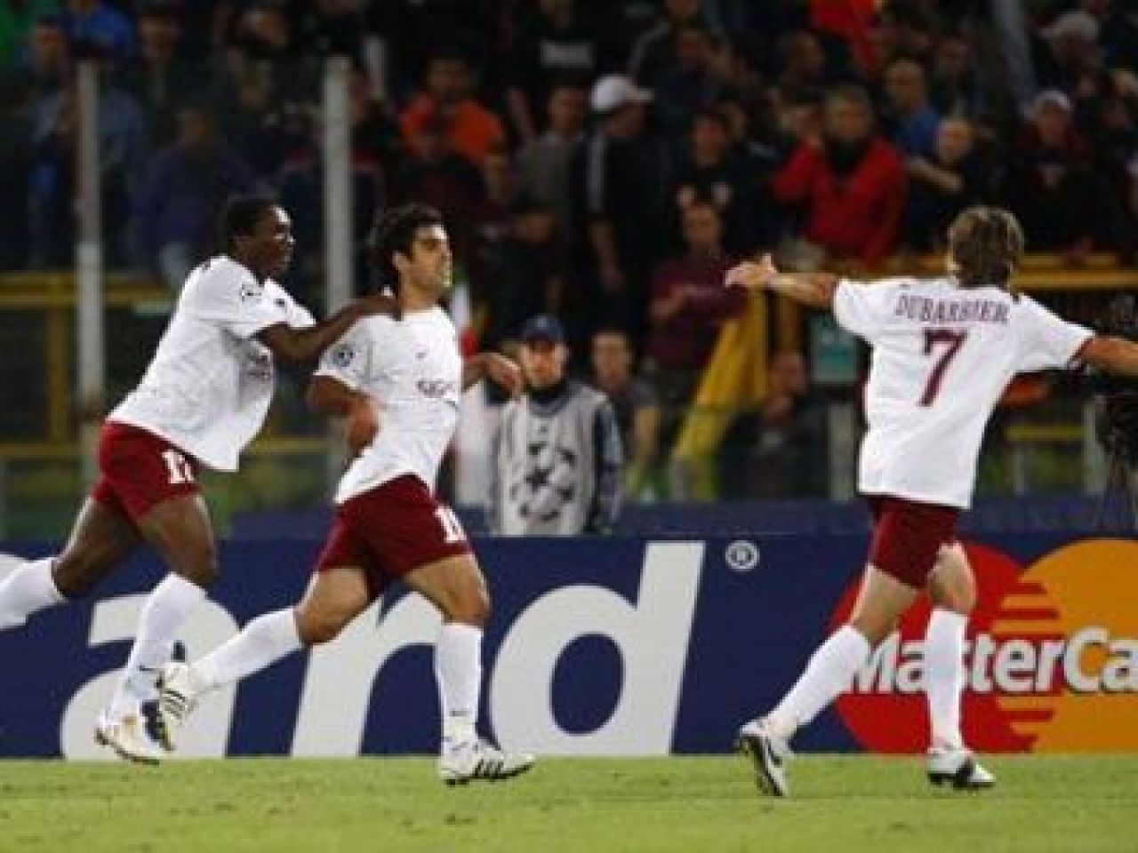CFR se bate cu Bayern, Roma si Basel in grupa E! Vezi aici toate grupele din Liga Campionilor _3