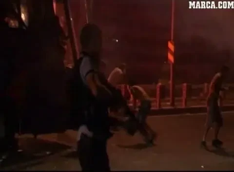 Jucatorii lui Fener BLOCATI de fani la stadion! Turcii si-au iesit din minti!