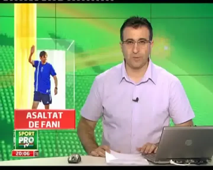Ce le-a spus Piturca celor 2000 de oameni care l-au sufocat la antrenament: "Nu ma mai iubiti asa de mult"... si i-a dat afara :))
