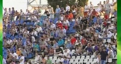 Ce le-a spus Piturca celor 2000 de oameni care l-au sufocat la antrenament: "Nu ma mai iubiti asa de mult"... si i-a dat afara :))