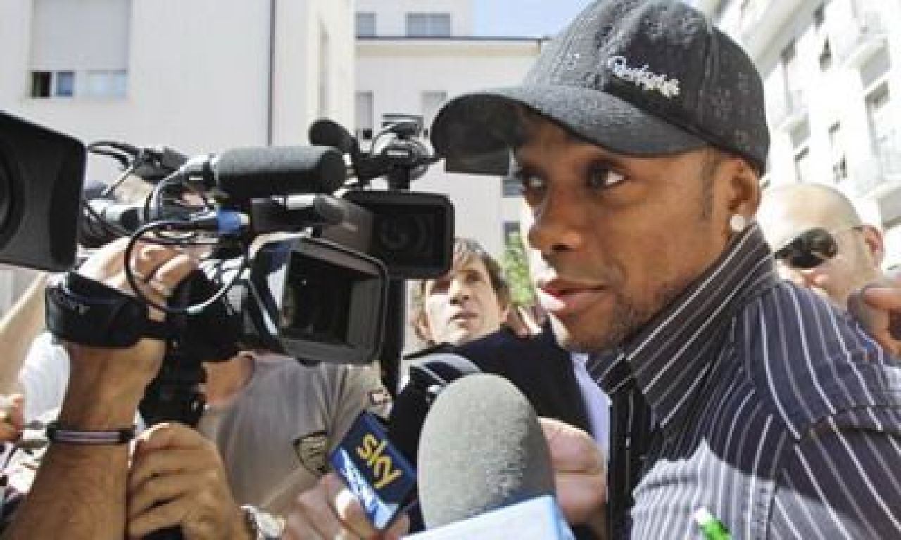 OFICIAL: dupa Ibra, Milan mai da o lovitura! Robinho pentru 20 de milioane de euro!_2