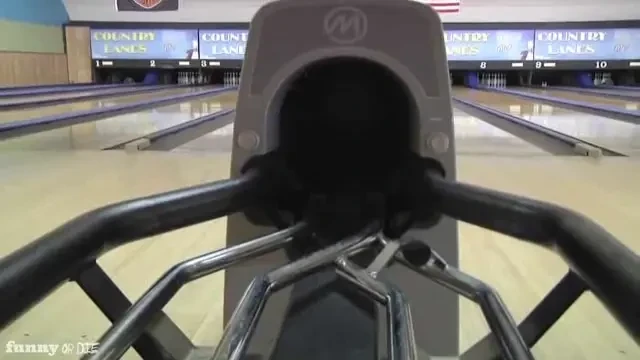 FAZA ZILEI! Nu ai mai vazut asa ceva! Lovituri perfecte in bowling!