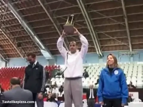 VIDEO A castigat Cupa, dar antrenorul i-a dat cu ea in cap :)