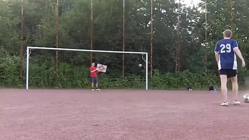 HEADSHOT! Un penalty foarte dureros! VIDEO