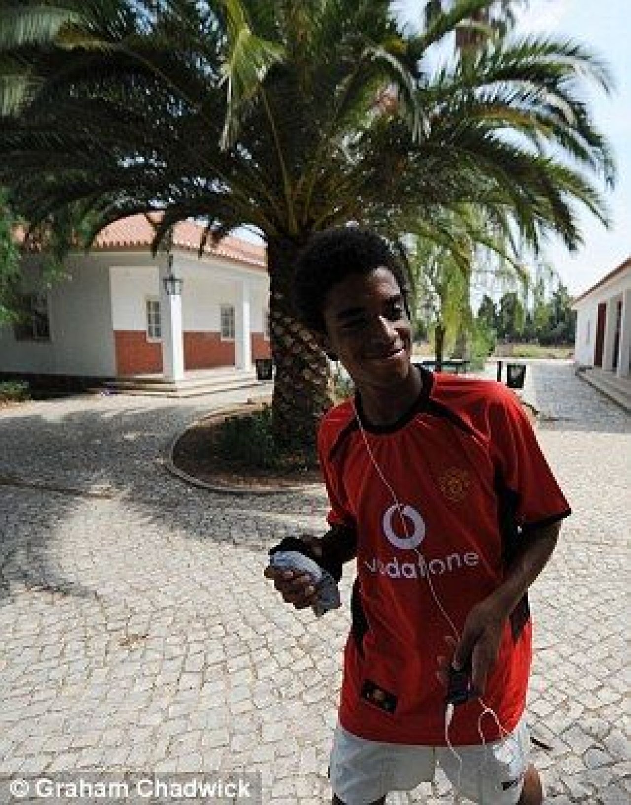Imagini senzationale! Iata-l pe BEBE de la Manchester traind pe strazi si la orfelinat!_2