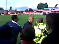 VIDEO! Un antrenor din Anglia a TURBAT pe teren si a sarit sa-i bata pe suporteri!