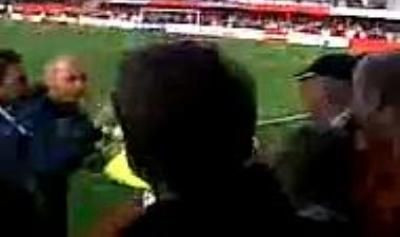 VIDEO! Un antrenor din Anglia a TURBAT pe teren si a sarit sa-i bata pe suporteri!