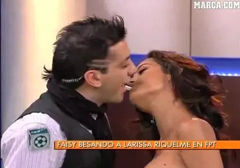 VIDEO INCENDIAR! Larissa Riquelme a imitat sarutul dintre Casillas si Sara Carbonero in direct la TV!