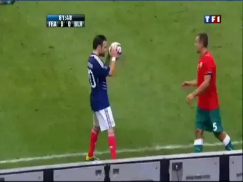 Franta joaca MURDAR! Vezi ce lovitura a incasat in CAP un bielorus!