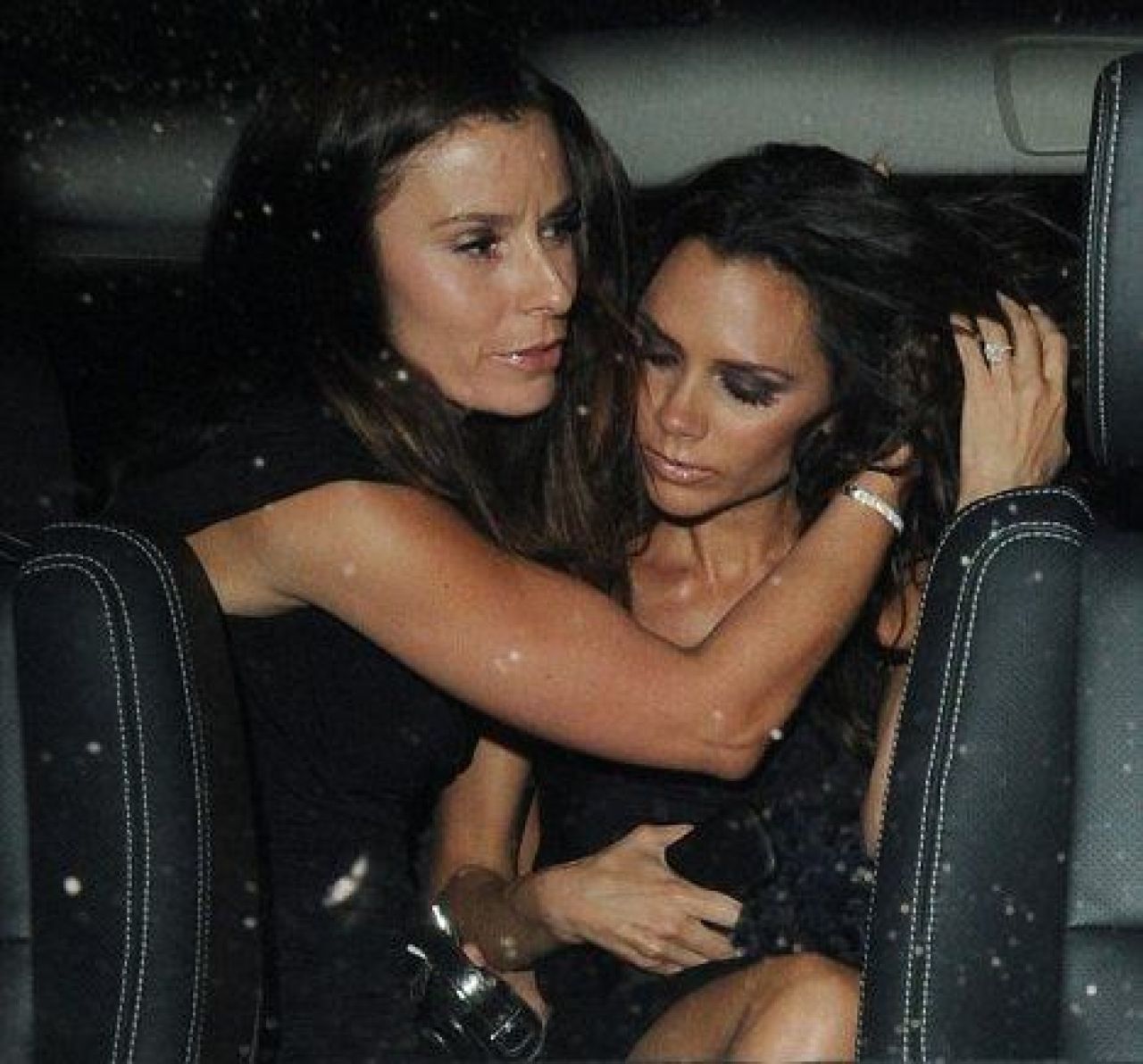 FOTO / Victoria Beckham a revenit la vechile obiceiuri! S-a imbatat la o iesire in oras cu fetele!_5
