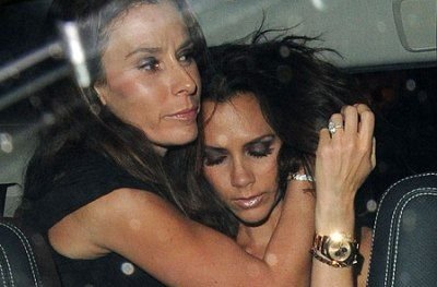 FOTO / Victoria Beckham a revenit la vechile obiceiuri! S-a imbatat la o iesire in oras cu fetele!_7