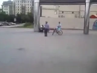 Un politist e cel mai tare dansator: Lady Gaga il energizeaza MAAAAXIM!