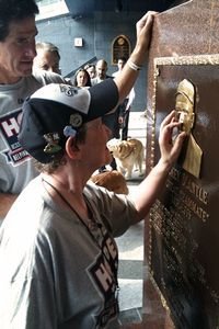 ULUITOR! E OARBA, are 67 de ani si merge 3 ore ca sa VADA toate meciurile echipei sale!!_2