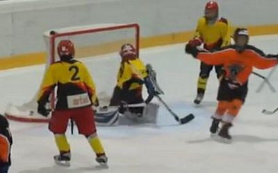 A dat gol cu CAPUL la hochei! VIDEO