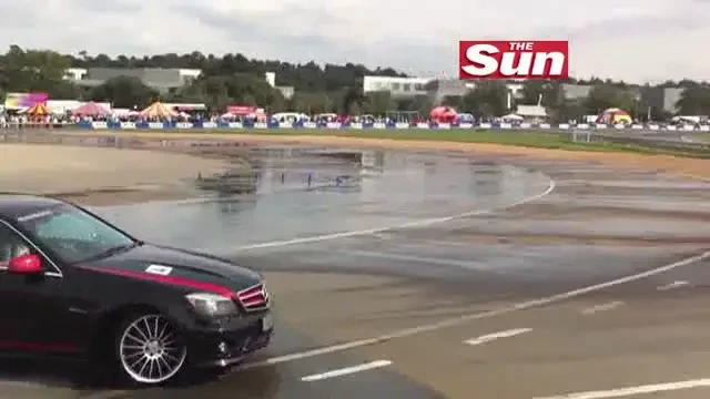 VIDEO / Hamilton este zeu pe pista... numai in masina! Vezi imaginea zilei: