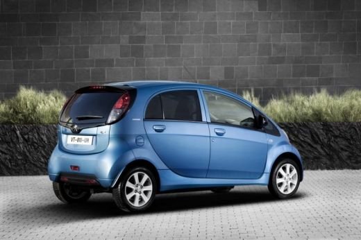 Peugeot il lanseaza pe iOn la Paris