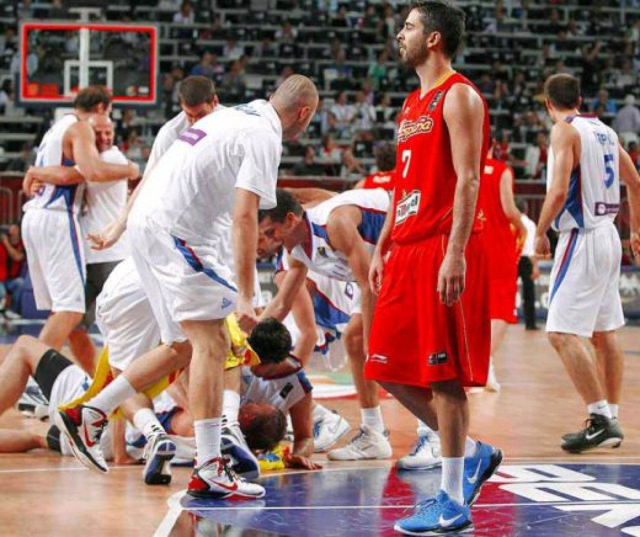 Cel mai DRAMATIC meci al anului! Spania, campioana mondiala, eliminata de un cos MIRACULOS in ultimele 4 secunde!_2