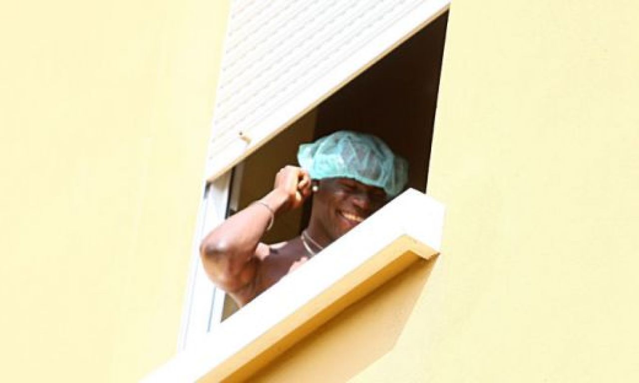 Balotelli a luat-o razna dupa Timisoara: s-a operat si a strigat de la geam FORZA MILAN!_4