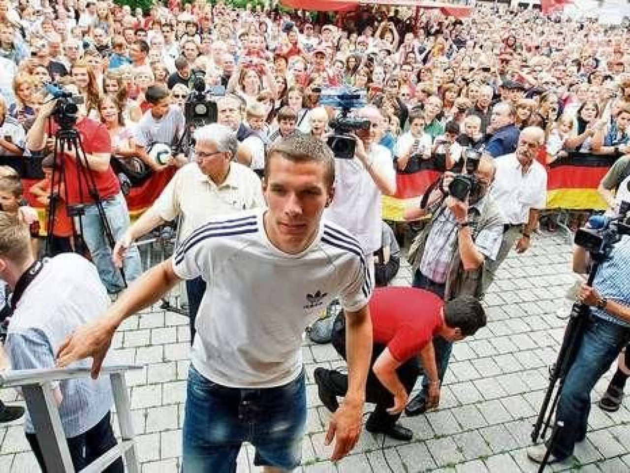 Victima modei: starul Germaniei isi face singur tricouri!_16