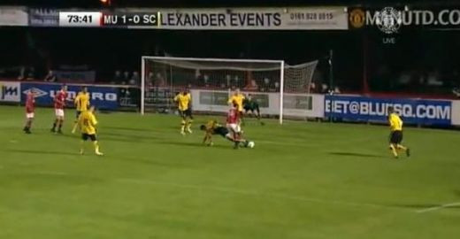 Cat de SIMPLU e fotbalul! Cum s-a JUCAT un pusti de la echipa a doua a lui Manchester cu 3 fundasi in fata portii! VIDEO