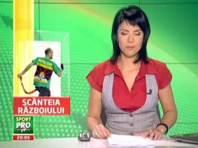 VIDEO / Jimmy Jump a incercat sa intrerupa derby-ul Ujpest - Ferencvaros! Fanii i-au luat-o inainte! Vezi scenele de RAZBOI: