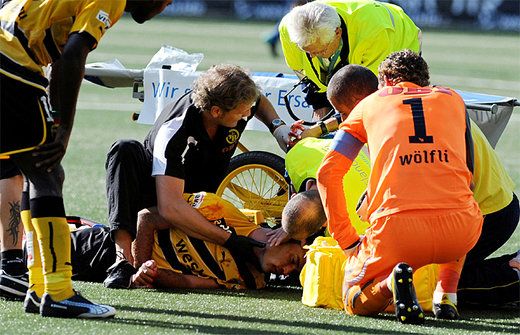 VIDEO SOCANT: A fost la un pas de MOARTE pe teren! Imagini socante:_5