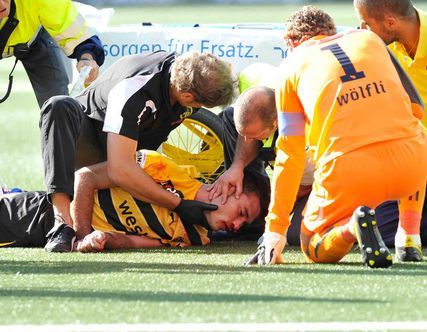 VIDEO SOCANT: A fost la un pas de MOARTE pe teren! Imagini socante:_6