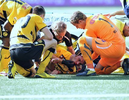 VIDEO SOCANT: A fost la un pas de MOARTE pe teren! Imagini socante:_7